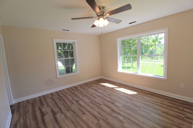 Building Photo - Stunning Home with Breathtaking Blue Ridge Mountain Views!   3 Bedrooms | 2 Baths