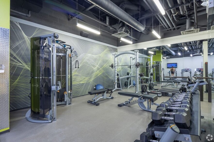 Building Photo - 2555 N Clark St