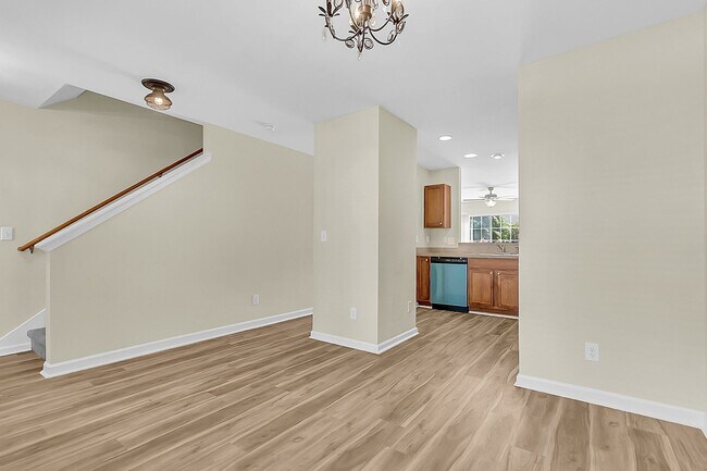 Building Photo - Easy, Modern Comfort in a Prime Charleston Location!