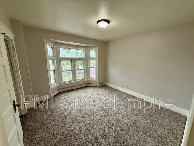 Building Photo - 927 S Spring Ave