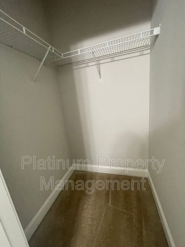 Building Photo - 5180 Mirror Lake Dr