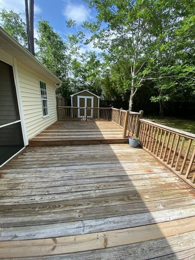 Building Photo - Welcome to this charming 3-bedroom, 2-bathroom home located in the vibrant city of Wilmington, NC.