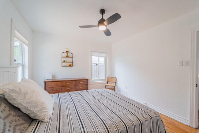 Building Photo - ADORABLE 3 bedroom!