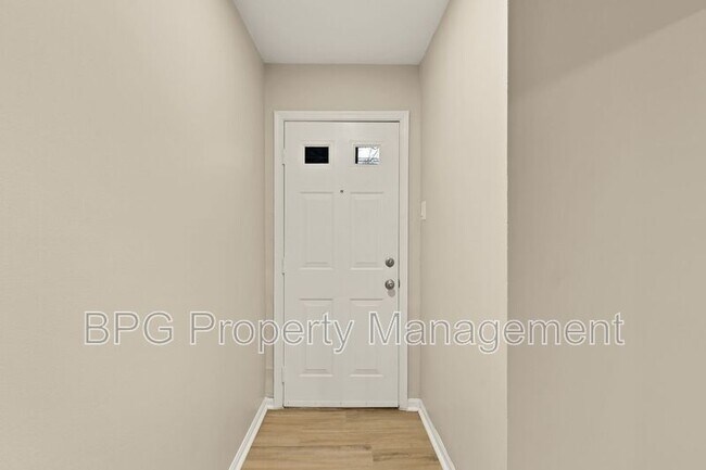 Building Photo - 1033 5th St NE