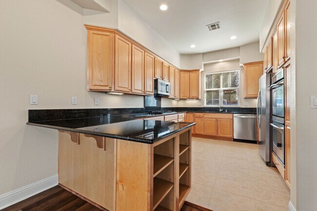 Building Photo - Gated Somersett Home!