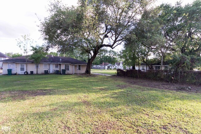 Building Photo - Broadway 2556-2558