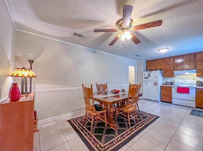 Building Photo - 1924 Harriet Dr