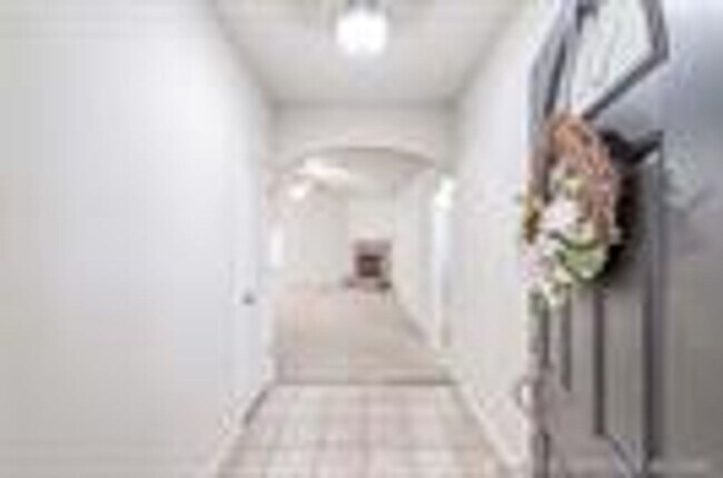 Building Photo - Well maintained home in a great location w...