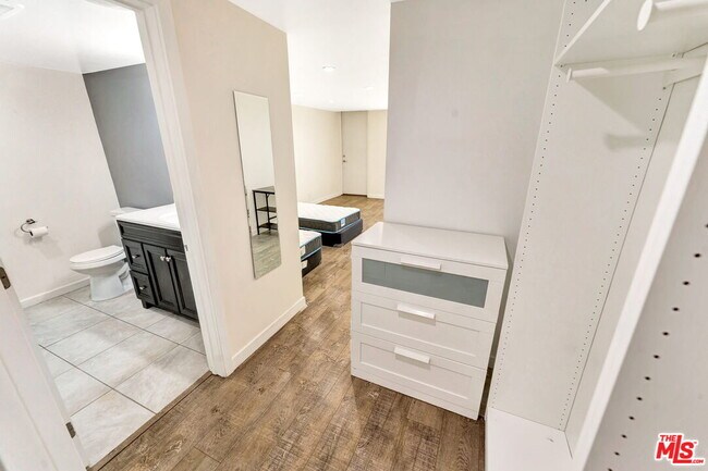 Building Photo - 10982 Roebling Ave