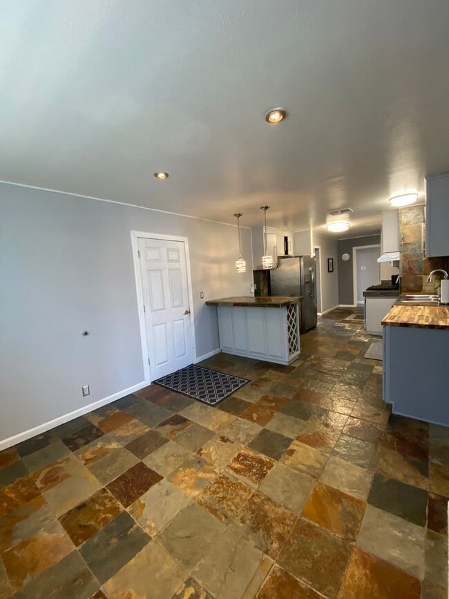 Building Photo - Cul-De-Sac Location, beautiful single leve...