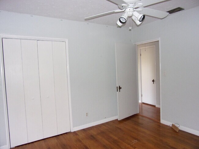 Building Photo - Walk to Lake Hollingsworth...Available Now