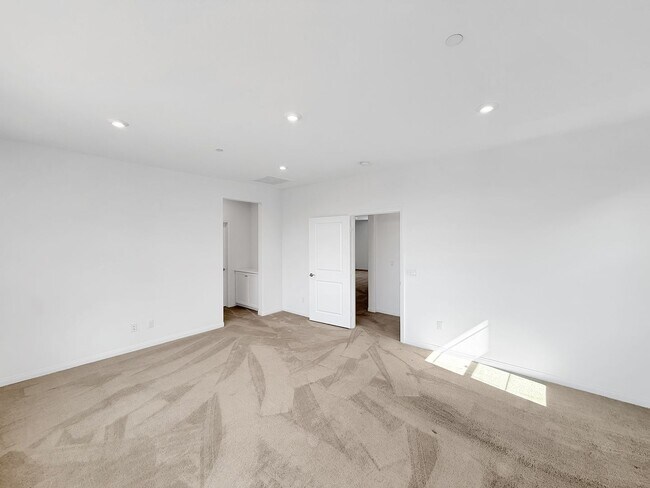 Building Photo - Beautiful 5B/4.5BA Home in Escondido Now A...