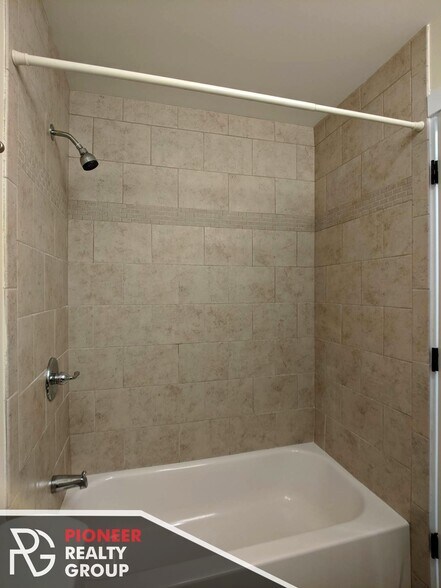 Building Photo - 557 W Arlington Pl