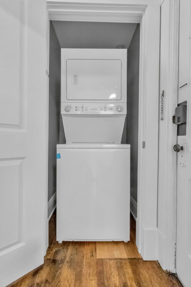 Building Photo - Furnished 3-Bedroom, 2-Bath Upper Unit in North Buffalo