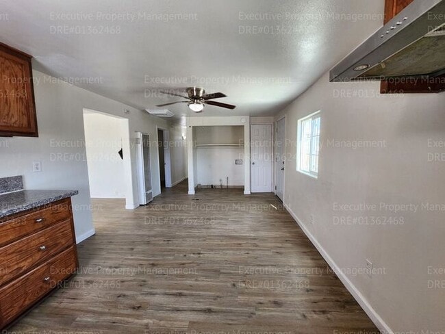 Building Photo - 3 bedroom/ 2 bathroom home