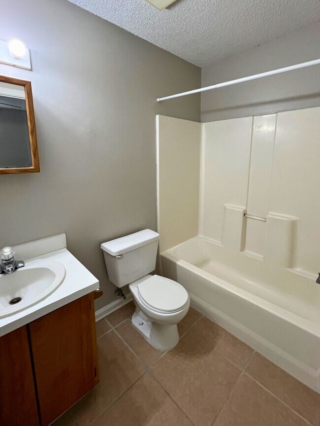 Building Photo - 410 Admiral's Walk Dr