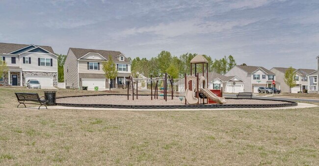 Building Photo - "Spacious 5-Bedroom Haven in Fuquay-Varina!"