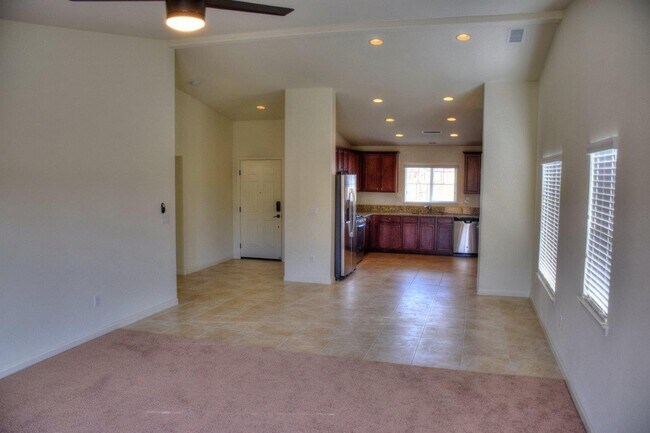 Building Photo - Beautiful Riverpark Home With All Appliances And PET FRIENDLY!