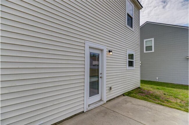 Building Photo - 5700 Redgum Dr