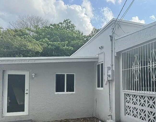 Building Photo - 858 NW 29th Terrace
