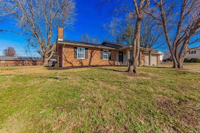 Building Photo - 441 Lawrence Dr