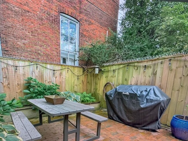 Building Photo - Fed Hill Luxury Townhome  ROOFTOP DECKS!