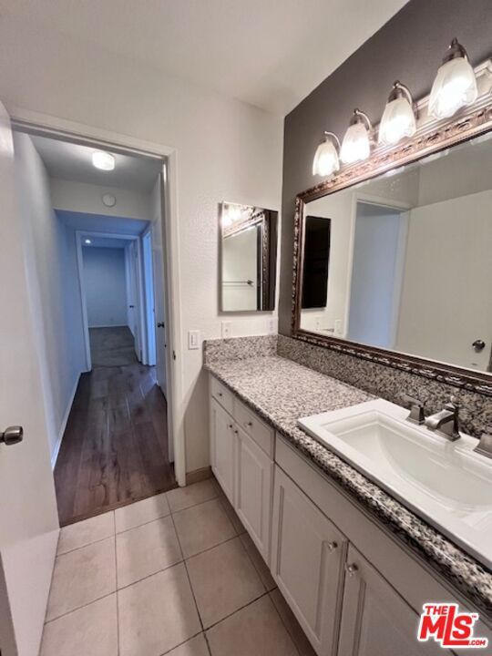 Building Photo - 906 N Doheny Dr