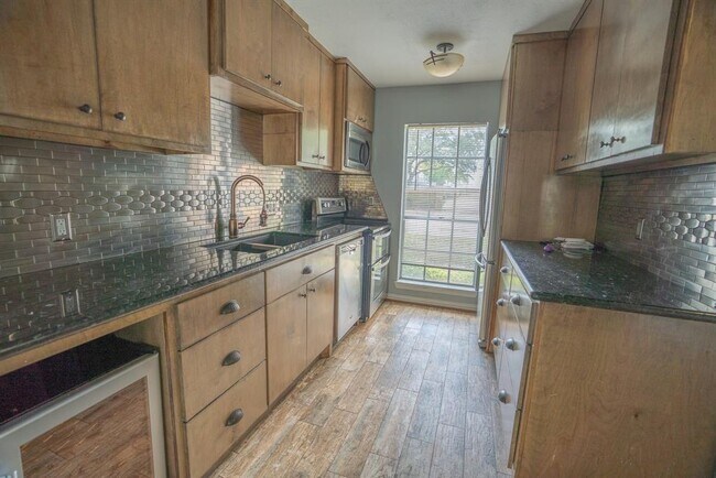 Building Photo - 6342 Chevy Chase Dr