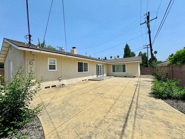 Building Photo - Beautiful 4 Bedroom 3.5 Bathroom Home in t...
