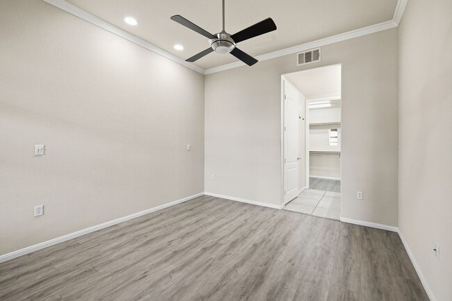 Building Photo - Guard Gated 3rd Floor Unit off Las Vegas Blvd