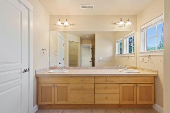 Building Photo - Charming Northwest Crossing Townhome!