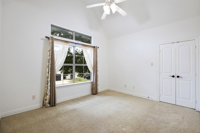 Building Photo - 3606 S Versailles Ave