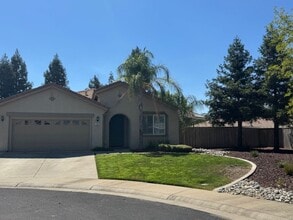 Building Photo - Nice single level Lincoln Crossing Home on...
