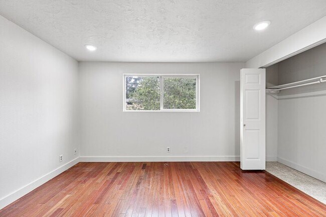 Building Photo - 2105 Hawkins Ln