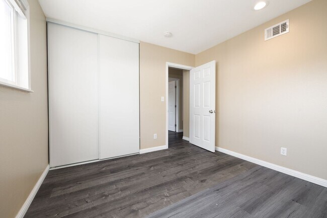 Building Photo - Single family home for rent 4bed/2bath! Mo...