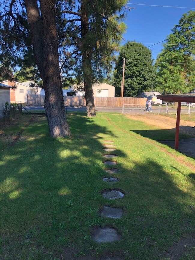 Building Photo - Clean & cozy 2 bedroom 1 bath Rancher comi...