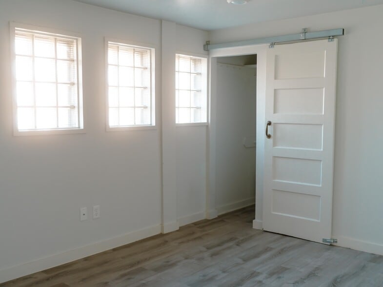 bedroom - 2500 S Van Buren St