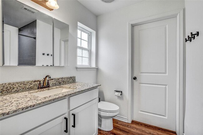 Building Photo - 610 Splitrock
