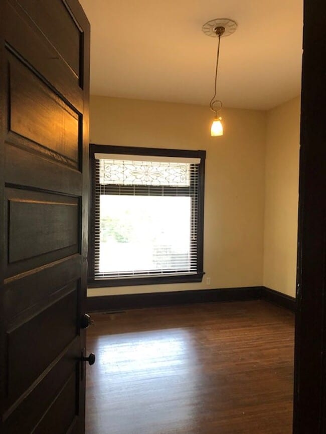 Building Photo - Great historical home! PRICE LOWERED to $2395- walking distance to downtown & WKU