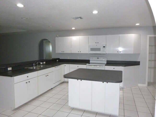 Building Photo - Very Nice Large 4/3/2 Home in Paar Estates