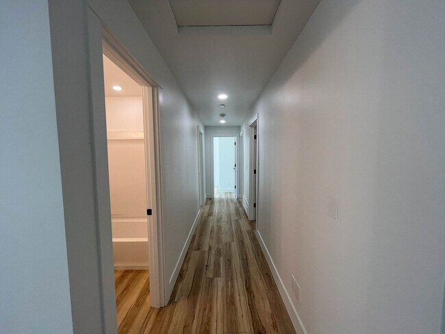 Building Photo - Charming NE Portland Apartment Near Parks, Shops & Transit
