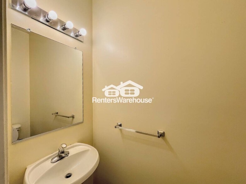 Building Photo - 3711 Bay Crescent