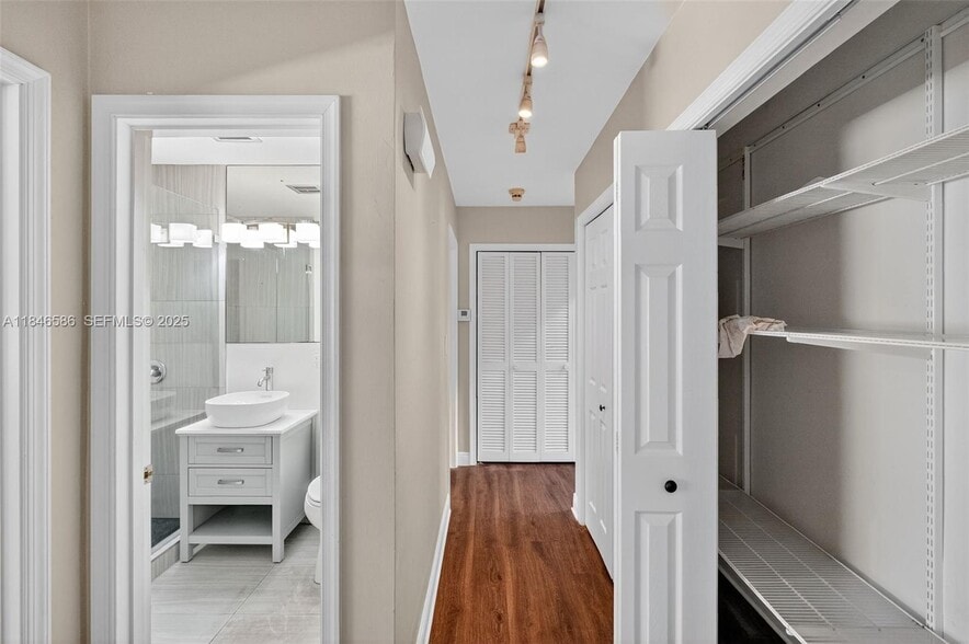 Building Photo - 539 Menendez Ave