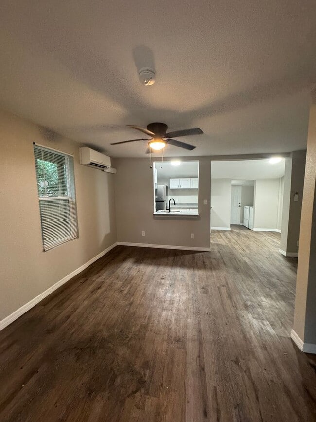 Building Photo - Renovated 2 bedroom, 2 bathroom duplex in ...