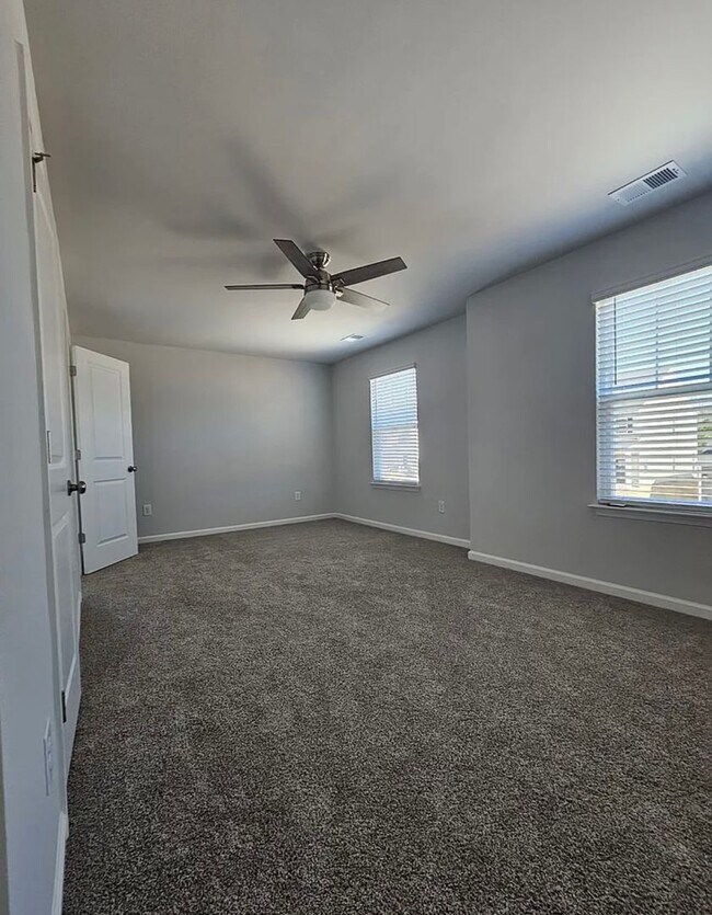 Building Photo - Very Spacious Townhome Available For Move In March 2026
