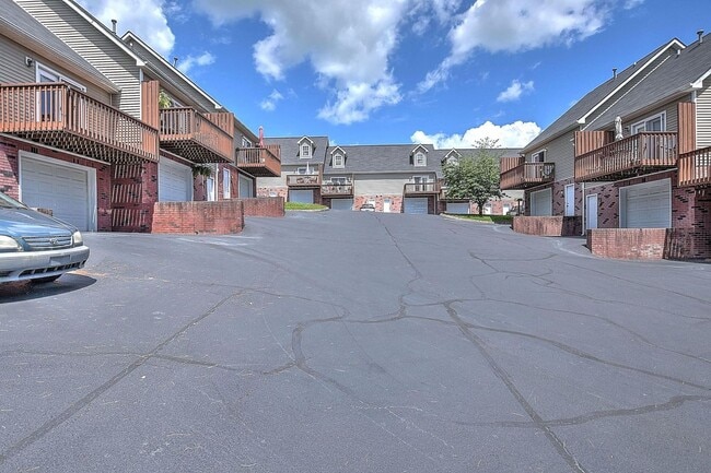 Building Photo - 2 Bdrm / 2 Bath, Condo - North Johnson City