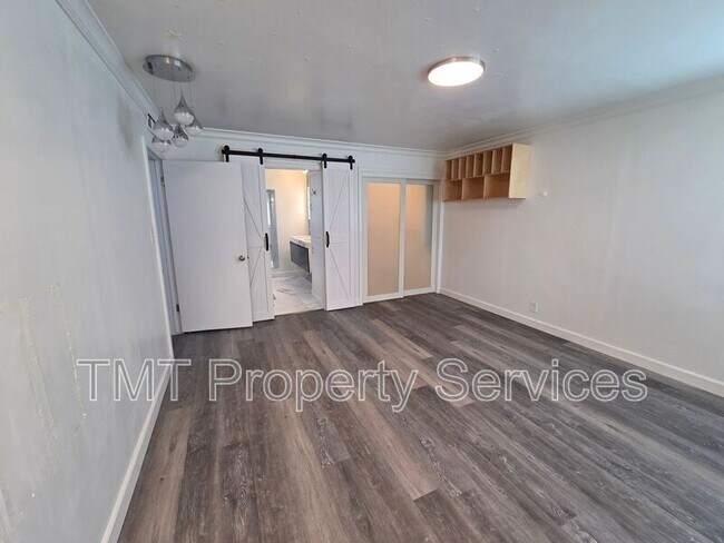 Building Photo - 9 W Robinhood Dr