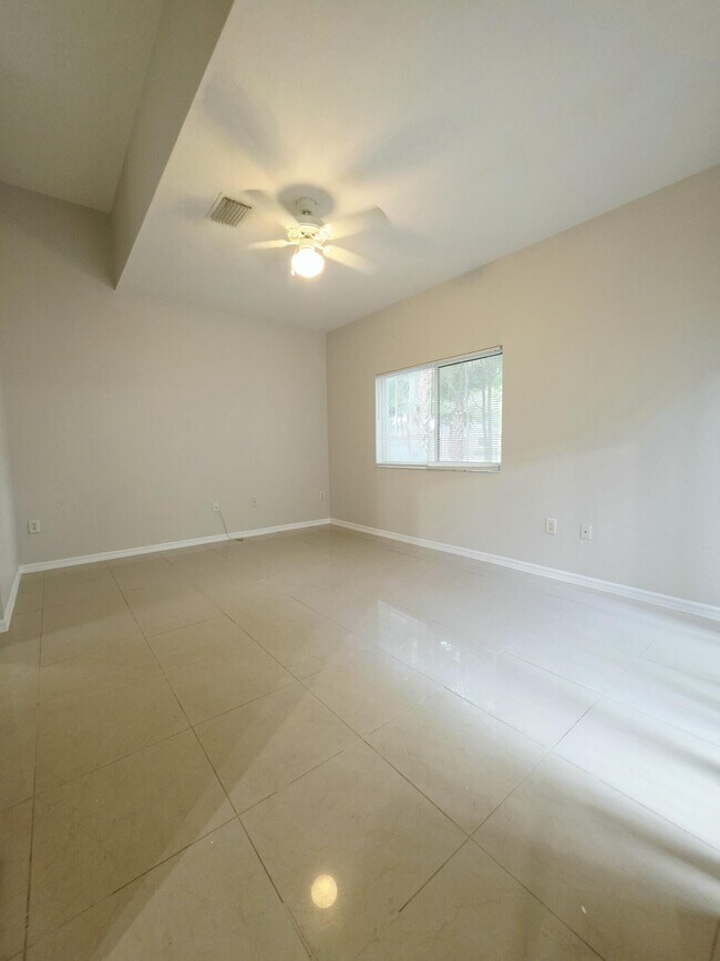 Building Photo - 260 Crestwood Cir