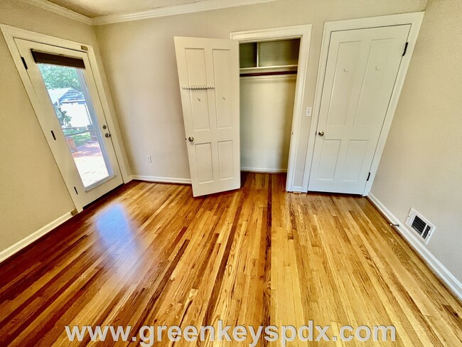 Building Photo - 2-Bedroom House in South Tabor with Fenced...