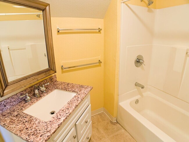 Building Photo - Adorable 3bdrm Home in Great Neighborhood! Lovely Yard!